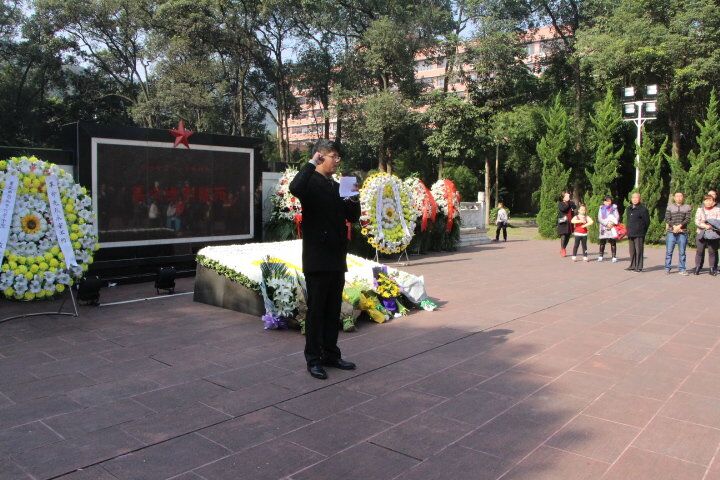 缅怀先烈英姿 传颂红岩精神