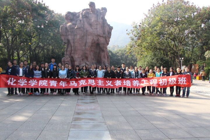 缅怀先烈英姿 传颂红岩精神