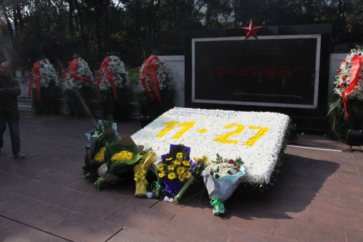 缅怀先烈英姿 传颂红岩精神